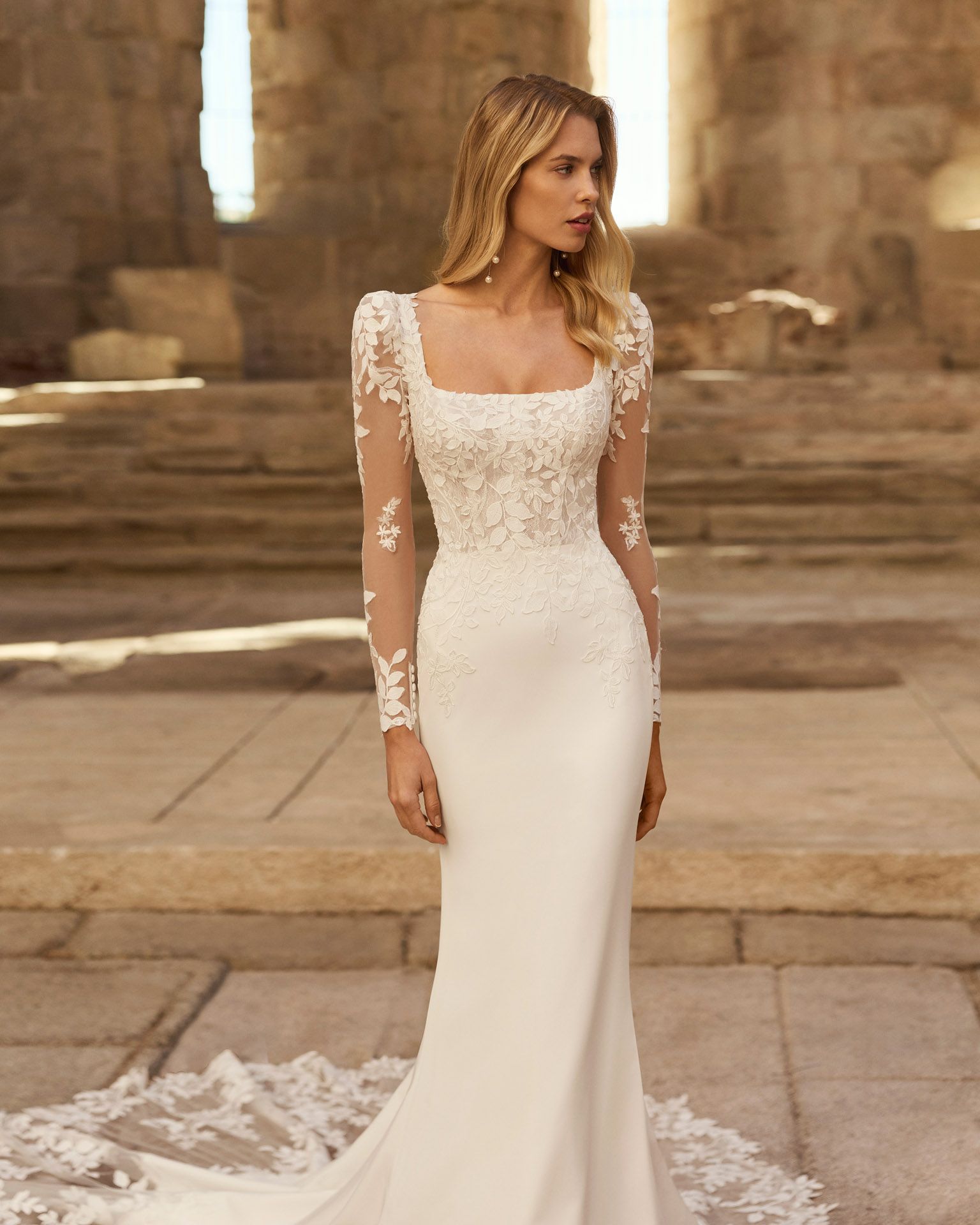 Taft En Tule Páramo Adriana Alier Bruidsjurk Trouwjurk A Lijn Strapless Bloemenkant Romantisch Lichtgewicht Moderne Bruid Elegant Dromerig 1