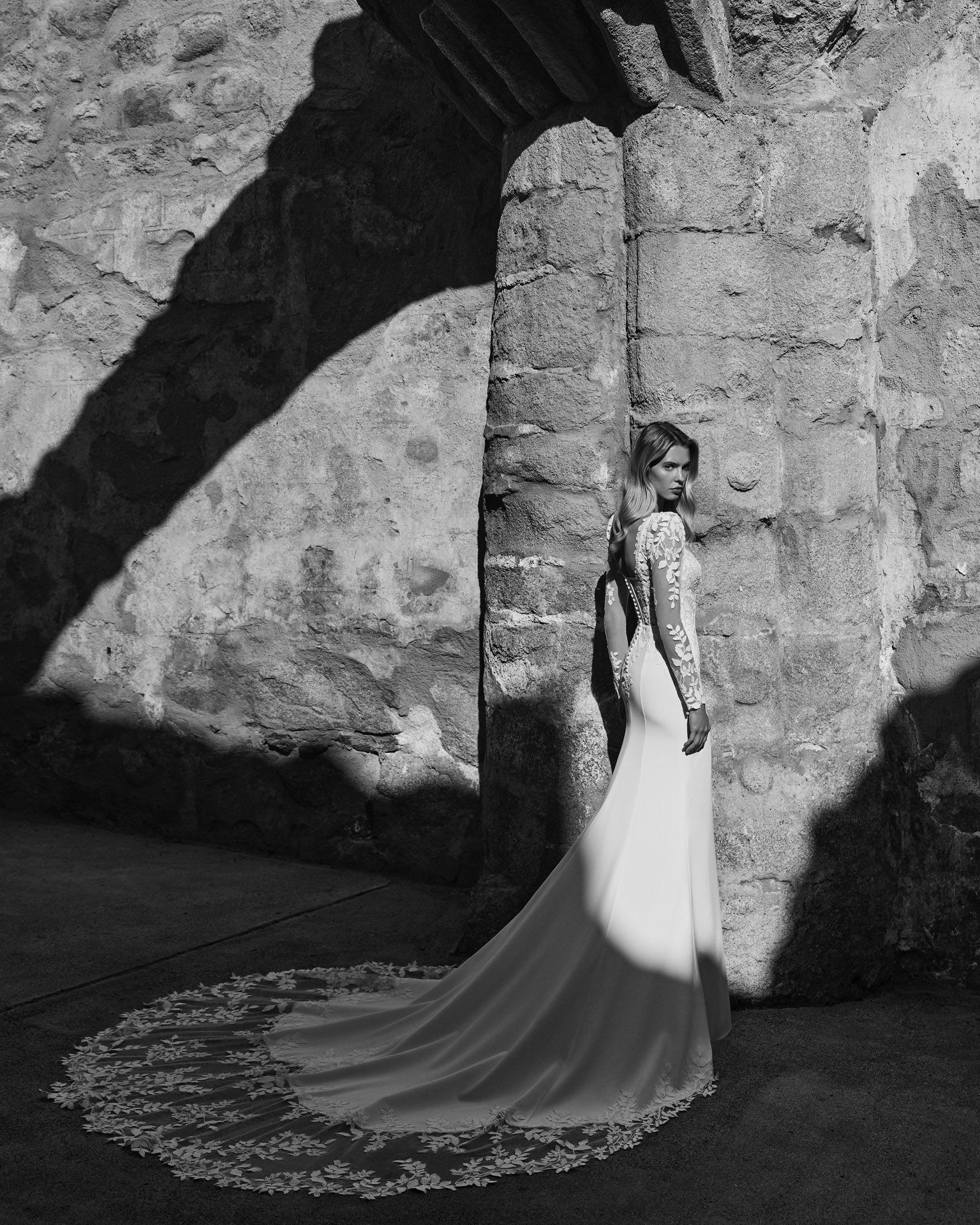 Taft En Tule Páramo Adriana Alier Bruidsjurk Trouwjurk A Lijn Strapless Bloemenkant Romantisch Lichtgewicht Moderne Bruid Elegant Dromerig 3