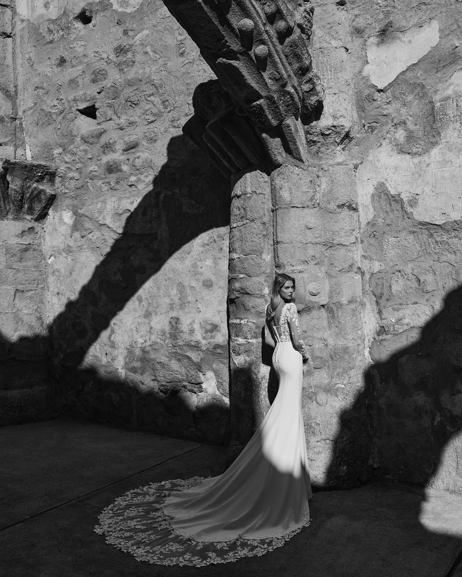 Taft En Tule Páramo Adriana Alier Bruidsjurk Trouwjurk A Lijn Strapless Bloemenkant Romantisch Lichtgewicht Moderne Bruid Elegant Dromerig 4