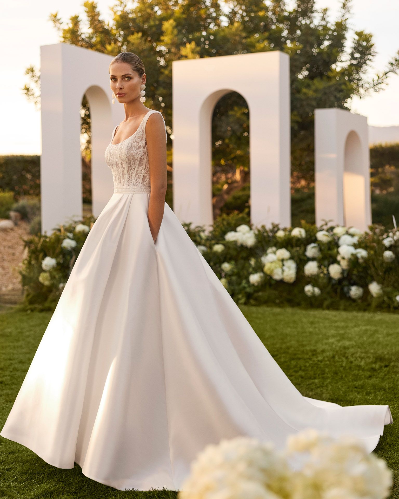 Taft En Tule Noemi Rosa Clará Rosa Clará Platinum Bruidsjurk Trouwjurk Romantisch Luxe Klassiek Statement Wedding Dress (3)