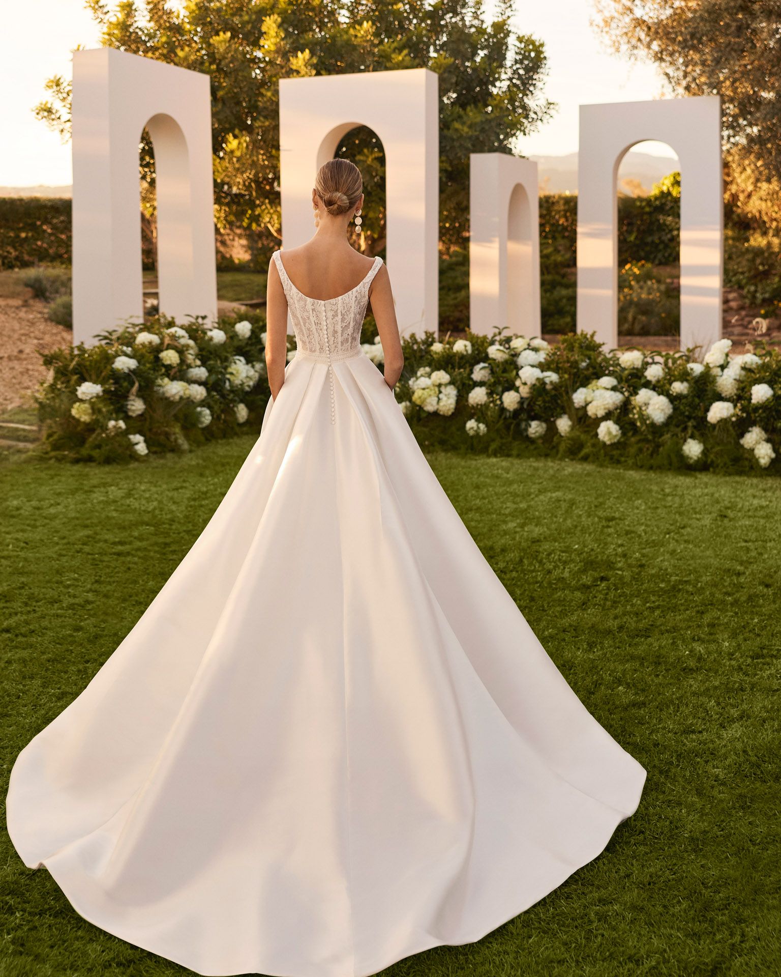 Taft En Tule Noemi Rosa Clará Rosa Clará Platinum Bruidsjurk Trouwjurk Romantisch Luxe Klassiek Statement Wedding Dress (4)